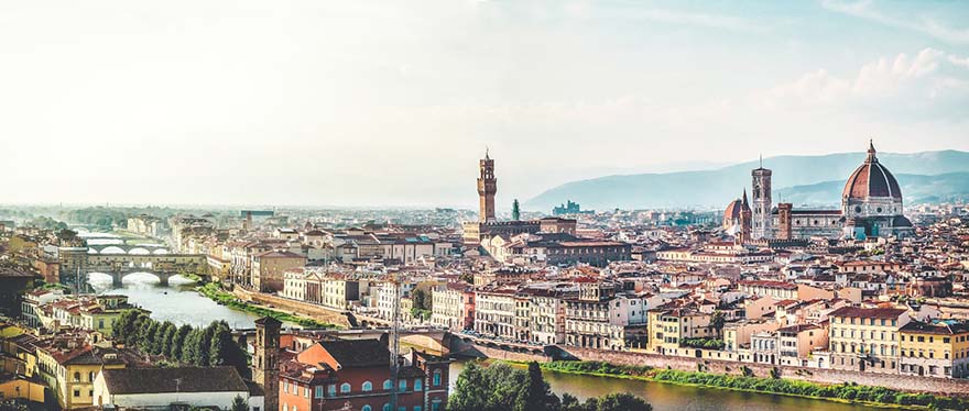 En vy över Florens skyline och Arnofloden som ringlar sig genom staden